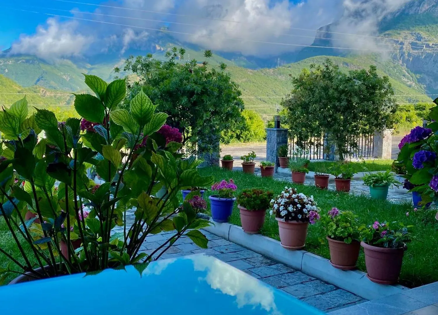 Hotel Lugina E Komanit